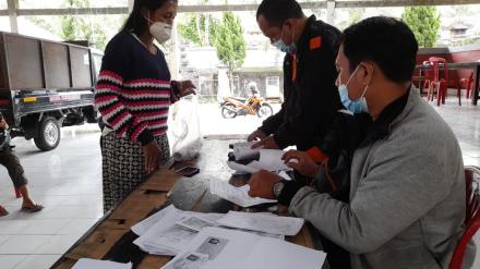 Kantor Pos Singaraja Salurkan BST Kabupaten Tahap II Di Desa Sepang